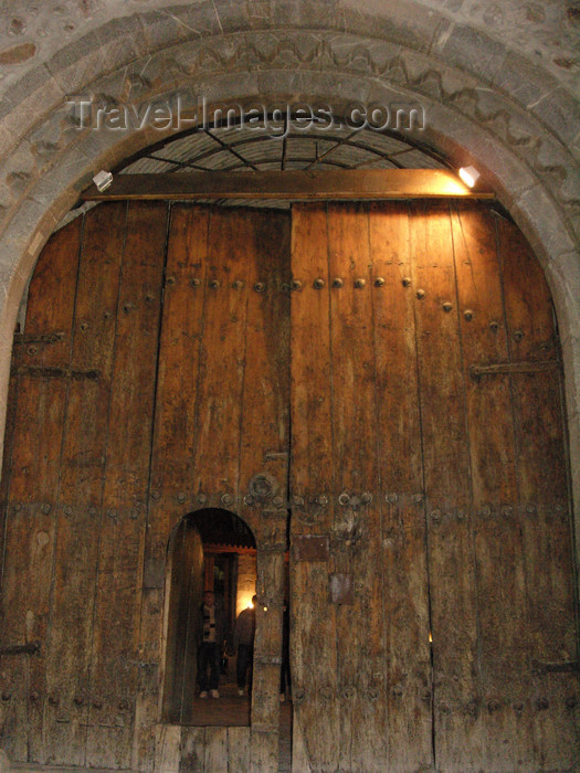 azer438: Sheki / Shaki - Azerbaijan: gate of the caravansaray hotel - photo by N.Mahmudova - (c) Travel-Images.com - Stock Photography agency - Image Bank