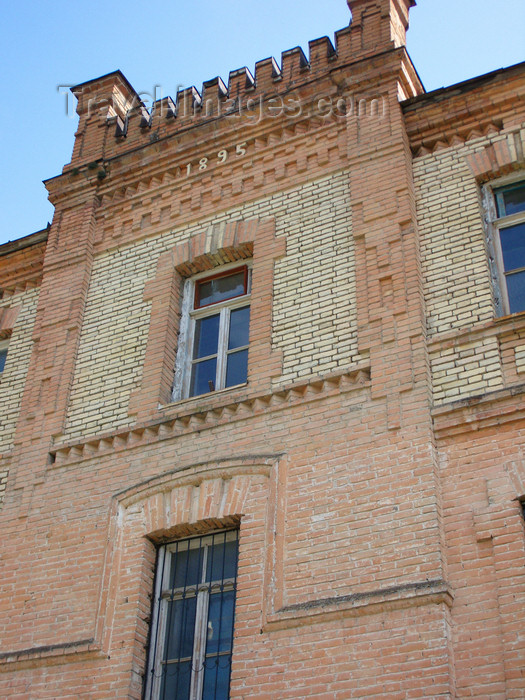 azer443: Sheki / Shaki - Azerbaijan: Russian caserne building - Russian XIX century architecture - photo by N.Mahmudova - (c) Travel-Images.com - Stock Photography agency - Image Bank