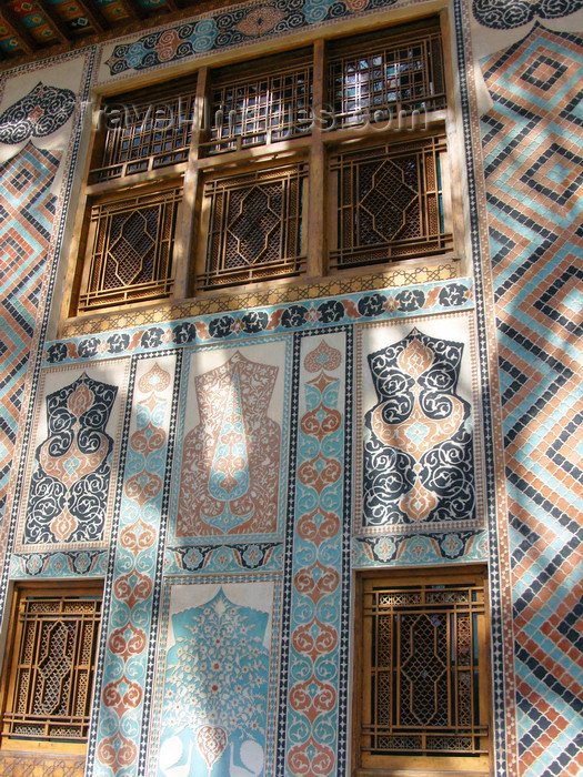 azer449: Sheki / Shaki - Azerbaijan: Sheki Khans' palace - lavish decoration of the facade - floral tile panels - Khansarai - photo by N.Mahmudova - (c) Travel-Images.com - Stock Photography agency - Image Bank