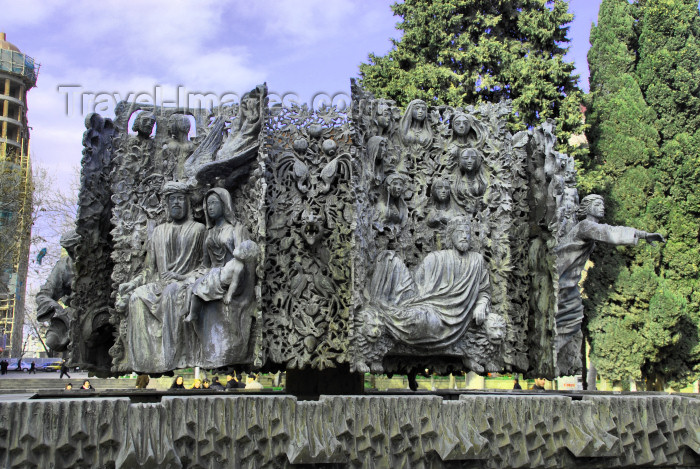 azer45: Baku, Azerbaijan - Fountain square - decorated fountain - photo by Miguel Torres - (c) Travel-Images.com - Stock Photography agency - Image Bank