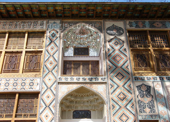 azer450: Sheki / Shaki - Azerbaijan: Sheki Khans' palace - facade - muqarnas, covered with mirror fragments on the first floor - photo by N.Mahmudova - (c) Travel-Images.com - Stock Photography agency - Image Bank