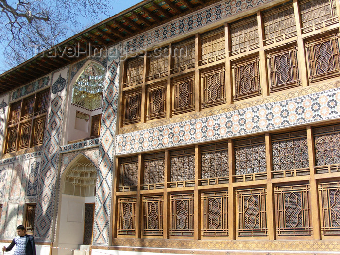 azer451: Sheki / Shaki - Azerbaijan: Sheki Khans' palace - façade with muqarnas and shebeke windows - Shaki Xan Sarayi - photo by N.Mahmudova - (c) Travel-Images.com - Stock Photography agency - Image Bank