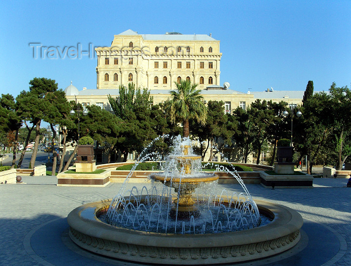 azer464: Baku, Azerbaijan: garden by the R.Mustafaev Arts Museum - photo by N.Mahmudova - (c) Travel-Images.com - Stock Photography agency - Image Bank