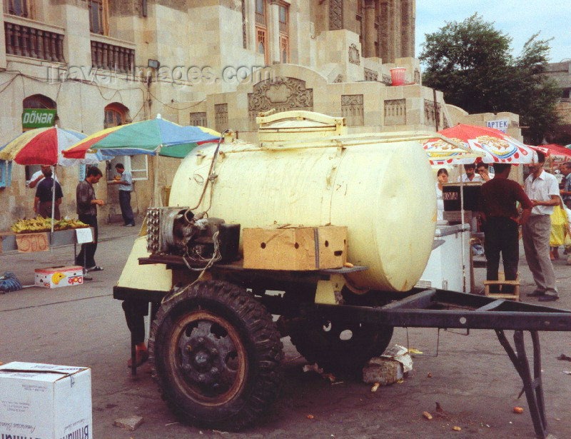 azer47: Azerbaijan - Baku: Kvas tank - market outside the station  (photo by Miguel Torres) - (c) Travel-Images.com - Stock Photography agency - Image Bank