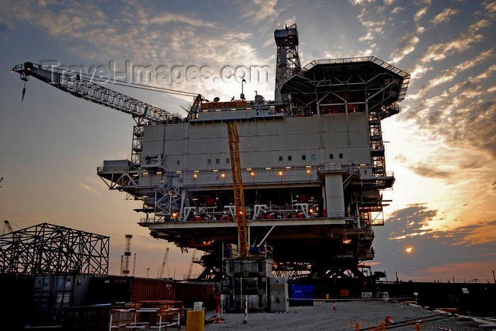 azer533: Caspian sea: sunset - Deep Water Guneshli Platform - Azeri-Chirag-Guneshli (ACG) oil field - photo by J.Fitzpatrick - (c) Travel-Images.com - Stock Photography agency - Image Bank