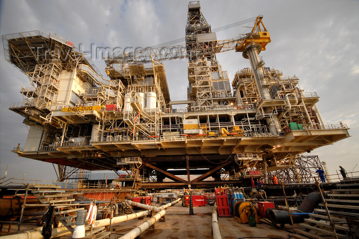 azer536: Caspian sea: Deep Water Guneshli Platform - wide angle - Azeri-Chirag-Guneshli (ACG) oil field - photo by J.Fitzpatrick - (c) Travel-Images.com - Stock Photography agency - Image Bank