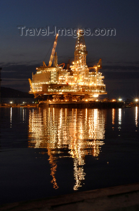 azer537: Caspian sea: Deep Water Guneshli Platform - Azeri-Chirag-Guneshli (ACG) oil field - nocturnal - photo by J.Fitzpatrick - (c) Travel-Images.com - Stock Photography agency - Image Bank