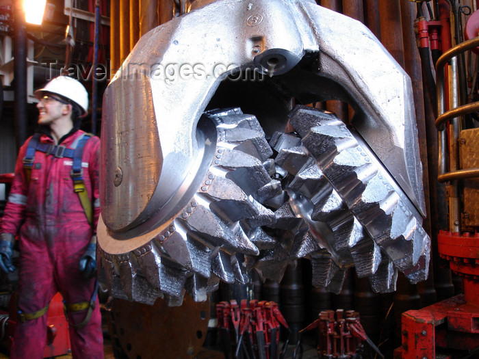 azer539: Caspian sea: subsea drill bit - Production, Drilling and Quarters (PDQ) platform - West Azeri (WA) section of the Azeri-Chirag-Guneshli (ACG) oil field - photo by J.Fitzpatrick - (c) Travel-Images.com - Stock Photography agency - Image Bank