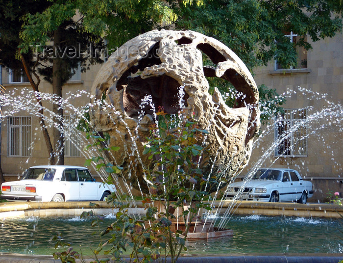 azer540: Baku, Azerbaijan: fountain at the Ministry of Foreign Affairs, Gyanjlik sq. - photo by N.Mahmudova - (c) Travel-Images.com - Stock Photography agency - Image Bank