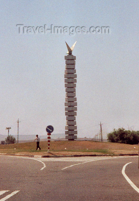 azer59: Azerbaijan - Sumgait: roundabout (photo by M.Torres) - (c) Travel-Images.com - Stock Photography agency - Image Bank