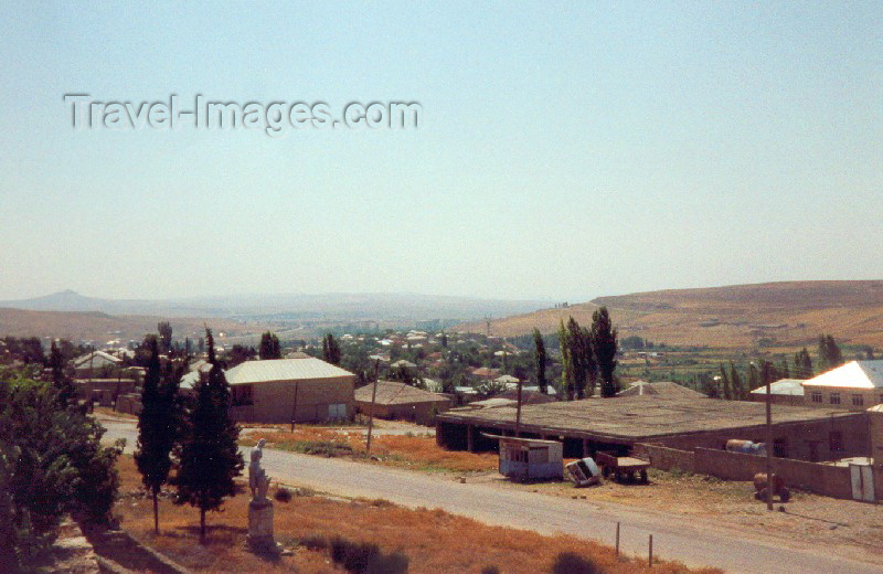 azer65: Azerbaijan - Shemakha: horizon (photo by M.Torres) - (c) Travel-Images.com - Stock Photography agency - Image Bank