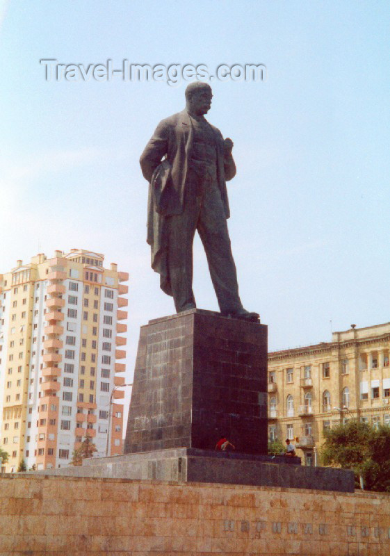 azer69: Azerbaijan - Baku: Nariman Narimanov statue - Azerbaijani revolutionary, writer, publicist, politician and statesman - photo by Miguel Torres - (c) Travel-Images.com - Stock Photography agency - Image Bank