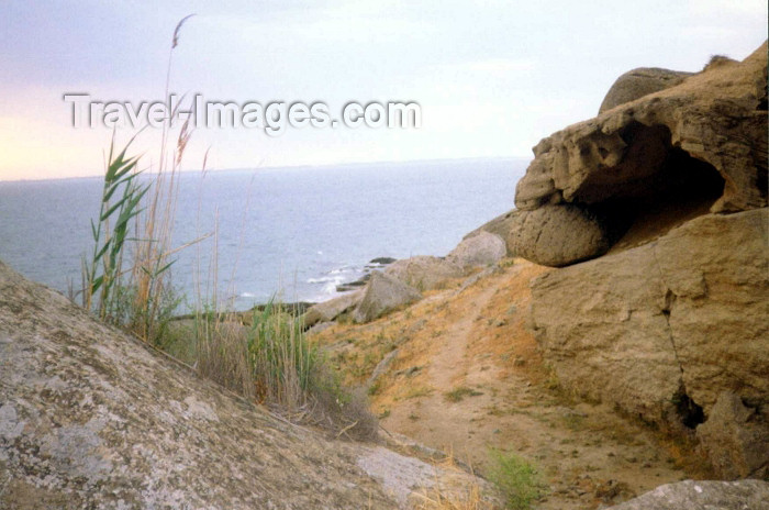 azer85: Azerbaijan - Dubendi / Dubendy / Dyubendy / Dyubendi / Dubandi - Baki Sahari: caves on the cliffs - north-eastern coast of the Apsheron peninsula (photo by  Asya Umidova) - (c) Travel-Images.com - Stock Photography agency - Image Bank