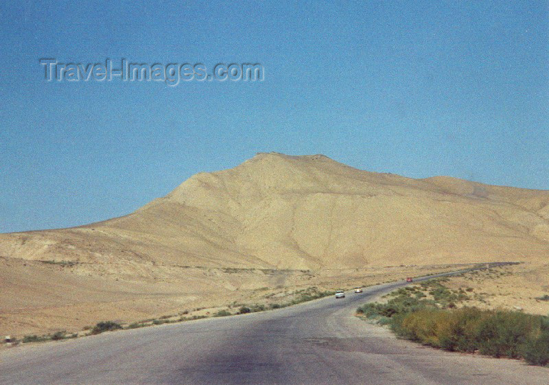 azer88: Azerbaijan - Maraza / Mareze - Samaxi Rayonu: on the road (photo by Miguel Torres) - (c) Travel-Images.com - Stock Photography agency - Image Bank