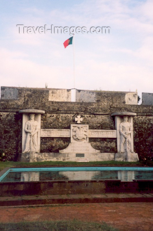 azores12: Azores / Açores - São Miguel - Ponta Delgada: Portuguese Navy WWI memorial at St. Brás fort / monumento aos marinheiros Portugueses na Primeira Guerra Mundial - forte de São Brás - photo by M.Torres - (c) Travel-Images.com - Stock Photography agency - Image Bank