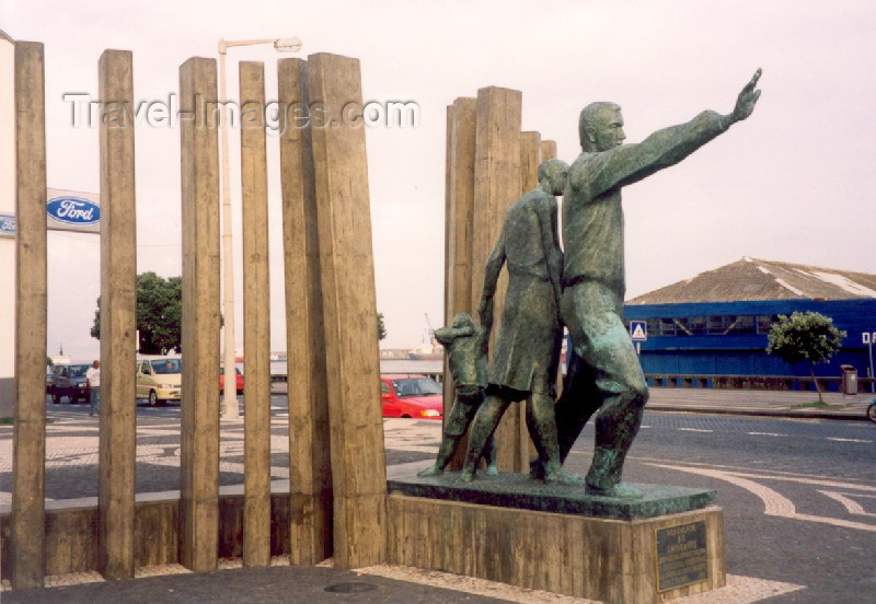 azores15: Azores - Ponta Delgada: Migrant worker's monument / monumento ao emigrante (Praça 5 de Outubro) - photo by M.Torres - (c) Travel-Images.com - Stock Photography agency - Image Bank