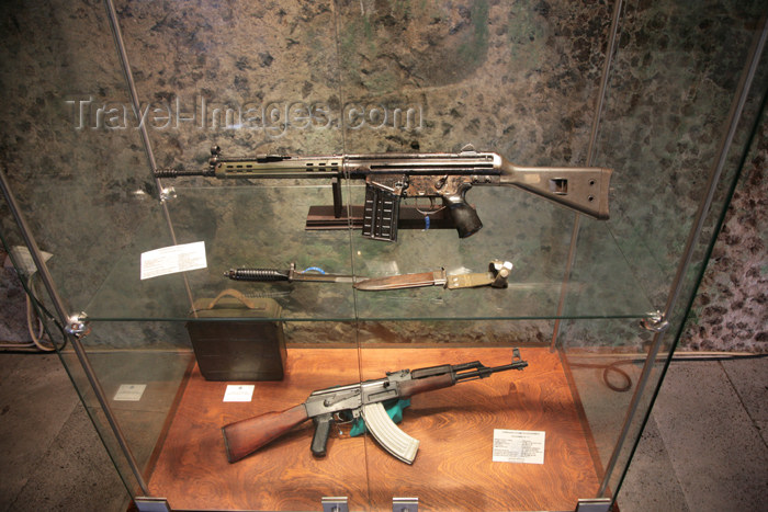 azores178: Portugal - Azores / Açores - São Miguel - Ponta Delgada: St. Brás fort - battle rifles - Heckler & Koch G3 and  AK-47 (Avtomat Kalashnikov) / forte de São Braz - espingardas automaticas - photo by A.Stepanenko - (c) Travel-Images.com - Stock Photography agency - Image Bank