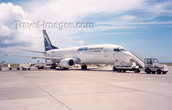 azores2: Azores / Açores - São Miguel - Ponta Delgada: Pope John Paul II airport - SATA airlines Boeing 737 / aeroporto João Paulo II - Boeing 737 da SATA internacional - photo by M.Torres - (c) Travel-Images.com - Stock Photography agency - Image Bank