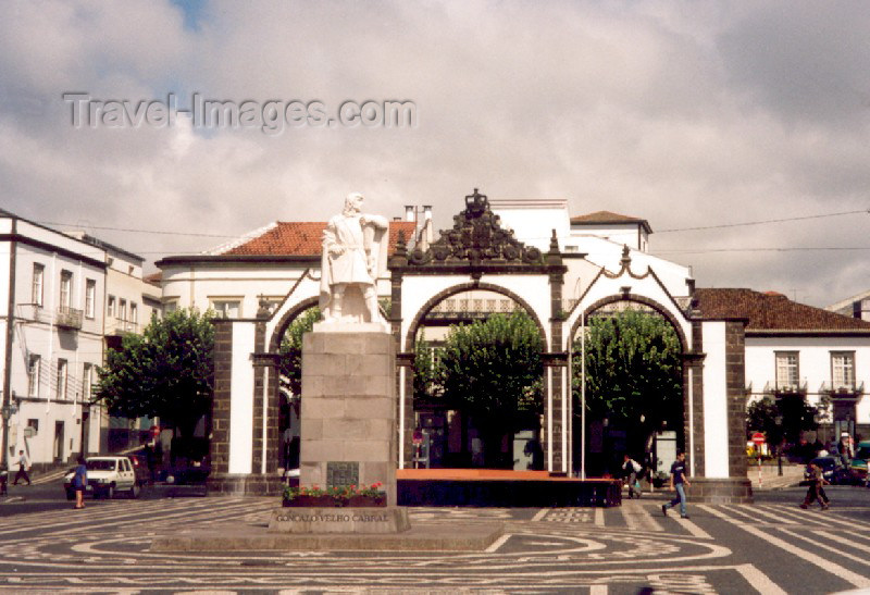 azores20: Azores / Açores - São Miguel - Ponta Delgada: Gonçalo Velho Cabral Statue and City Gates / Portas da Cidade e Estátua de Gonçalo Velho Cabral - photo by M.Torres - (c) Travel-Images.com - Stock Photography agency - Image Bank