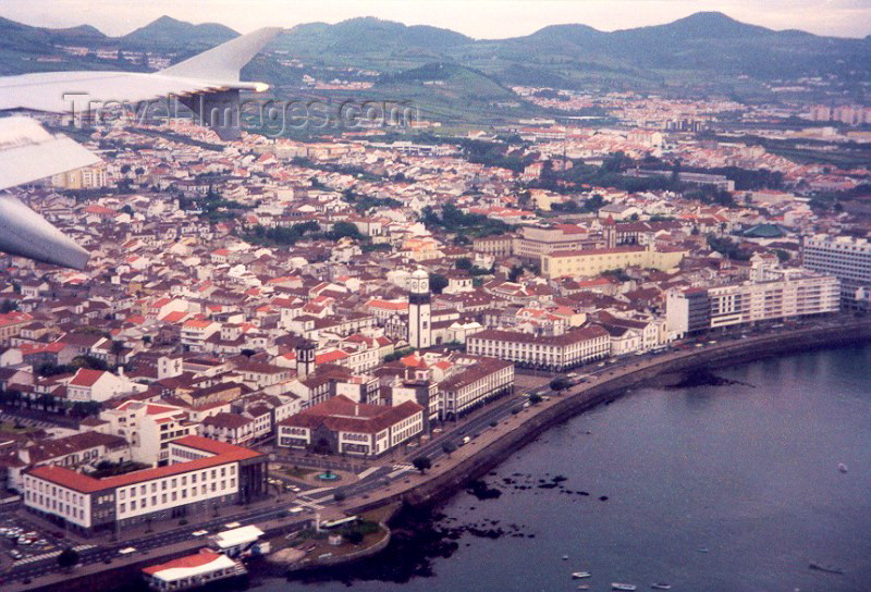 azores6: Portugal - Azores - Ponta Delgada: from the air / vista aérea (e asa estibordo de Airbus 310) - photo by M.Torres - (c) Travel-Images.com - Stock Photography agency - Image Bank