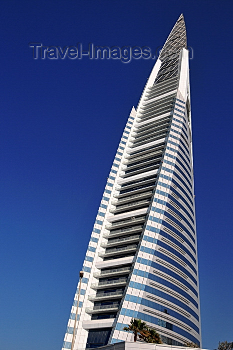 bahrain37: Manama, Bahrain: Bahrain World Trade Center - BWTC skyscraper - side view of tower 1 - photo by M.Torres - (c) Travel-Images.com - Stock Photography agency - Image Bank