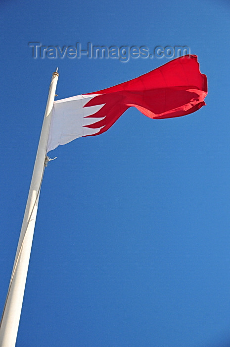bahrain4: Arad, Muharraq Island, Bahrain: Bahraini flag at Arad Fort - photo by M.Torres - (c) Travel-Images.com - Stock Photography agency - Image Bank