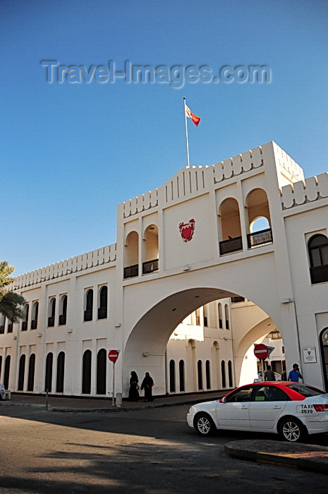 bahrain41: Manama, Bahrain: taxi at Bab al Bahrain - marks the entrance to the Manama souq - designed by Sir Charles Belgrave, built by the British in the 1940s, it originally stood on the waterfront - Bahrain gate - Customs Square - photo by M.Torres - (c) Travel-Images.com - Stock Photography agency - Image Bank