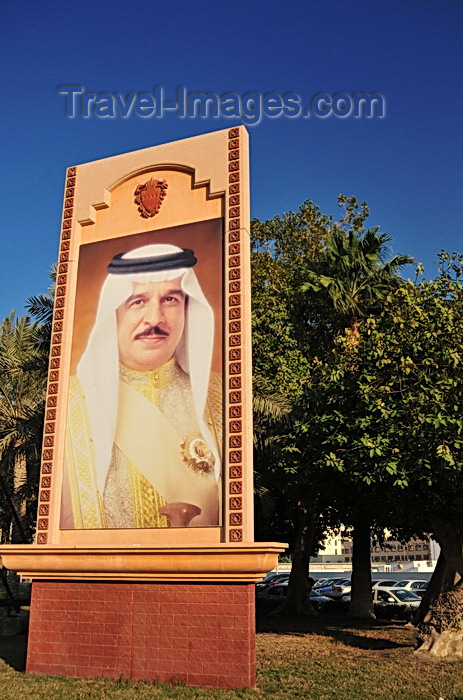 bahrain49: Manama, Bahrain: king Hamad bin Isa Al Khalifa poster - king Hamad bin Isa bin Salman Al Khalifa - self promoted to king, from emir - King Faisal Highway - photo by M.Torres - (c) Travel-Images.com - Stock Photography agency - Image Bank