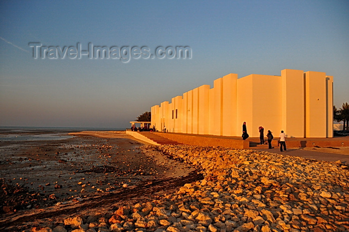 bahrain67: Manama, Bahrain: museum building of Portugal Fort - low tide on the Persian Gulf - Qal'at al-Bahrain - Qal'at al Portugal - photo by M.Torres - (c) Travel-Images.com - Stock Photography agency - Image Bank