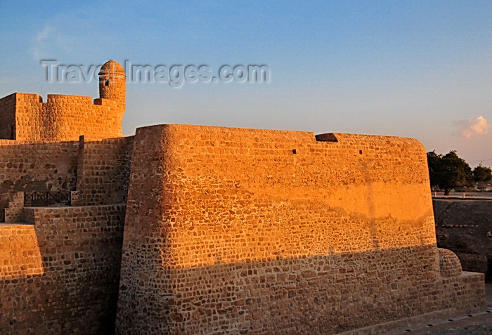 bahrain69: Manama, Bahrain: Portugal Fort - Qal'at al-Bahrain - Qal'at al Burtughal - Portuguese ramparts top a a typical tell, an artificial mound created by many successive layers of human occupation, including Saar, Madimat Hermand, Madimat Isa, Shakhura, Al-Maqsha and Al-Hajjar necropoles and the Kassite and Uperi Palaces - photo by M.Torres - (c) Travel-Images.com - Stock Photography agency - Image Bank