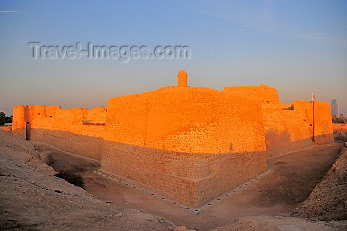 bahrain70: Manama, Bahrain: Portugal Fort - Qal'at al-Bahrain - Qal'at al Portugal - built under Portuguese commander António Correia - UNESCO World Heritage Site - colors and shades of the last light of the day - golden hour - photo by M.Torres - (c) Travel-Images.com - Stock Photography agency - Image Bank