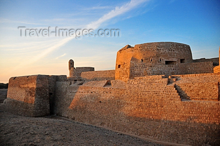 bahrain71: Manama, Bahrain: Portugal Fort - Qal'at al-Bahrain - Qal'at al Burtughal - Portuguese fort built at the Ancient Harbour and Capital of Dilmun - UNESCO World Heritage Site - photo by M.Torres - (c) Travel-Images.com - Stock Photography agency - Image Bank