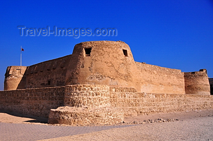 bahrain82: Arad, Muharraq Island, Bahrain: Arad Fort - protected the sea passages of Muharraq's shallow seashores - Qal'at 'Arad - square fortress with four cylindrical towers, typical of the local military architecture - photo by M.Torres - (c) Travel-Images.com - Stock Photography agency - Image Bank