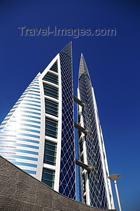 bahrain85: Manama, Bahrain: Bahrain World Trade Center - BWTC - sails against blue sky - prime real estate on King Faisal Highway - photo by M.Torres - (c) Travel-Images.com - Stock Photography agency - Image Bank