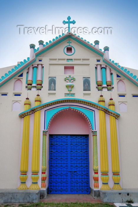 bangladesh23: Dakha / Dacca, Bangladesh: Holy Rosary Catholic Church / Tejgaon Church - Portuguese architecture with Hindu and Muslim influences - the old white façade was renovated and repainted in intense Indian colours in 2000, work funded by the Portuguese-Armenian Gulbenkian foundation - photo by M.Torres - (c) Travel-Images.com - Stock Photography agency - Image Bank