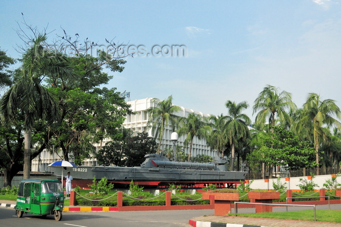 bangladesh4: Dakha / Dacca, Bangladesh: Bangladeshy navy HQ - auto rickshaw and PT Boat (motor torpedo boat) - photo by M.Torres - (c) Travel-Images.com - Stock Photography agency - Image Bank