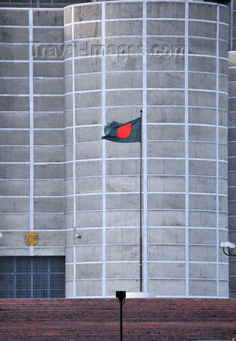 bangladesh6: Dakha / Dacca, Bangladesh: Bangladeshi flag, a blood stain over Muslim green against the brutalist architecture of the National Assembly of Bangladesh - Jatiyo Sangshad Bhaban - photo by M.Torres - (c) Travel-Images.com - Stock Photography agency - Image Bank