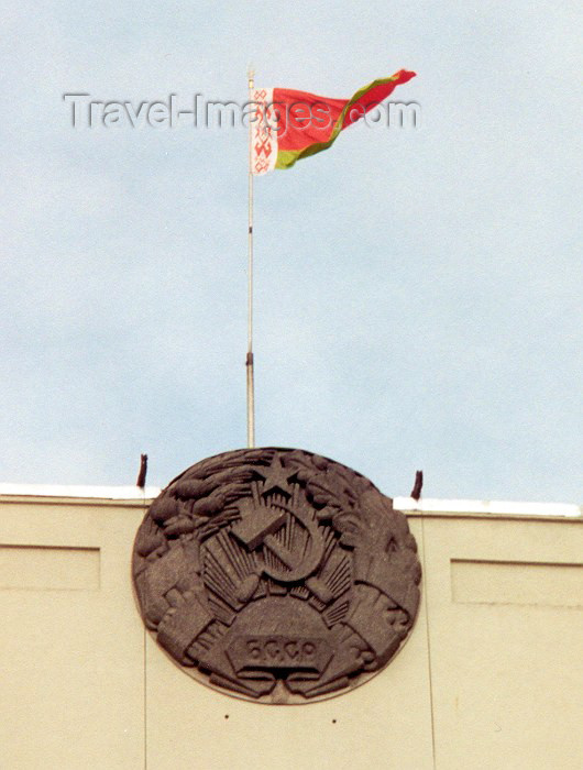 belarus1: Belarus / Bellorussia / Weißrussland - Minsk, Minska, Minskas, Minszk, Mensk / MSQ: Back to the old flag - Belarussian flag and Soviet period coat of arms - photo by Miguel Torres - (c) Travel-Images.com - Stock Photography agency - Image Bank