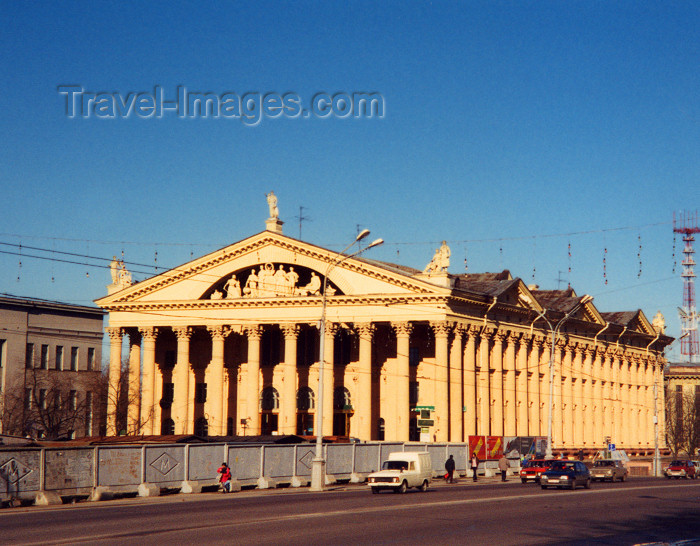 belarus15: Minsk: classical Greek - Trade Unions' Palace of Cukture - architect V. Ershov (photo by Miguel Torres) - (c) Travel-Images.com - Stock Photography agency - Image Bank
