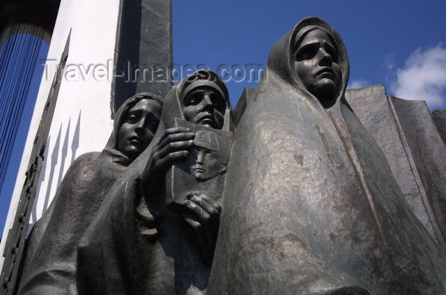 belarus19: Belarus - Minsk: grieving mothers, sisters and widows - Island of tears - on the Svisloch, near Storozhevskaya (photo by A.Stepanenko) - (c) Travel-Images.com - Stock Photography agency - Image Bank