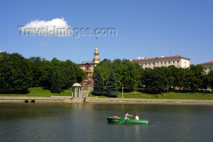 belarus27: Belarus - Minsk: rowing on the river Svisloch - small boat - weekend (photo by A.Stepanenko) - (c) Travel-Images.com - Stock Photography agency - Image Bank