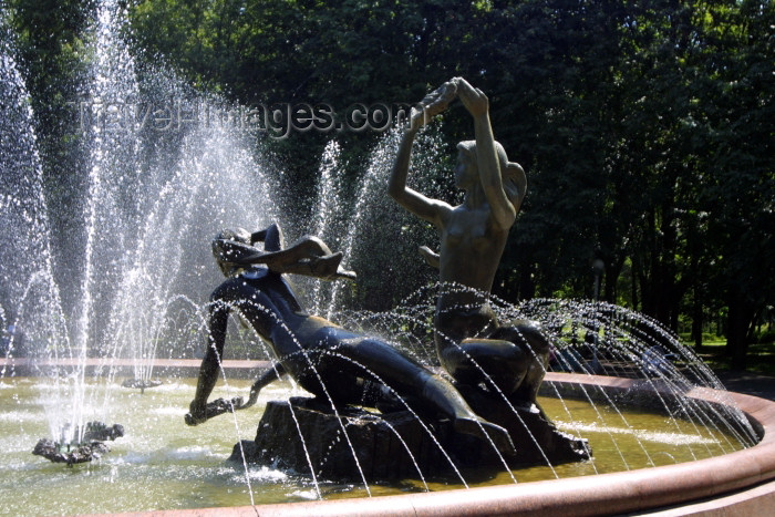 belarus35: Belarus - Minsk: fountain - Yanka Koupala park - national poet of Belarus - real name Ivan Loutsévitch (photo by A.Stepanenko) - (c) Travel-Images.com - Stock Photography agency - Image Bank