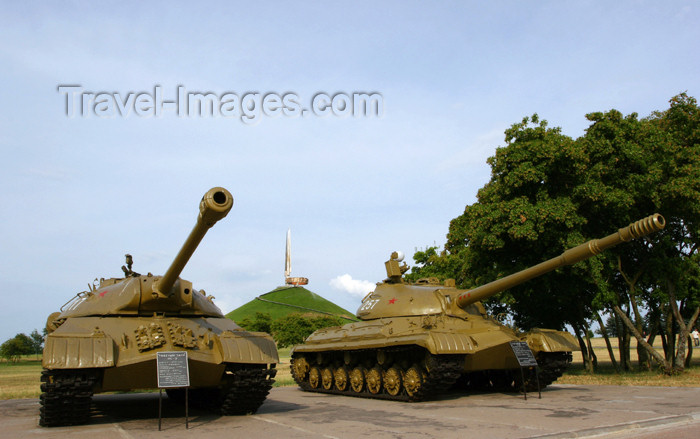 belarus40: Belarus - Minsk - Glory Hill -  Red Army tanks exhibition - Iosif Stalin IS-3 and T-10 - photo by A.Stepanenko - (c) Travel-Images.com - Stock Photography agency - Image Bank
