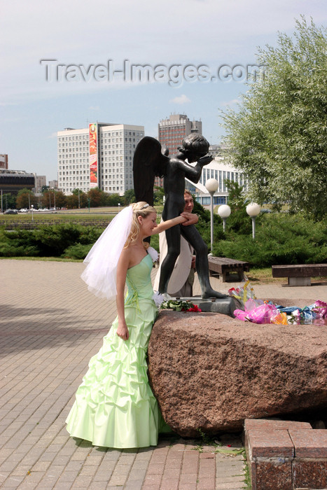 belarus42: Belarus - MBelarus - Minsk - Isle of Tears - crying angel and bride - traditionaly newlyweds visit war memorials on their wedding day - photo by A.Stepanenko - (c) Travel-Images.com - Stock Photography agency - Image Bank