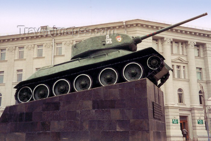 belarus7: Belarus - Minsk: red army T-34 battle tank, developed at the the Kharkov Komintern Locomotive Plant (KhPZ) in the Ukraine - stands opposite the Central House of Officers (photo by Miguel Torres) - (c) Travel-Images.com - Stock Photography agency - Image Bank