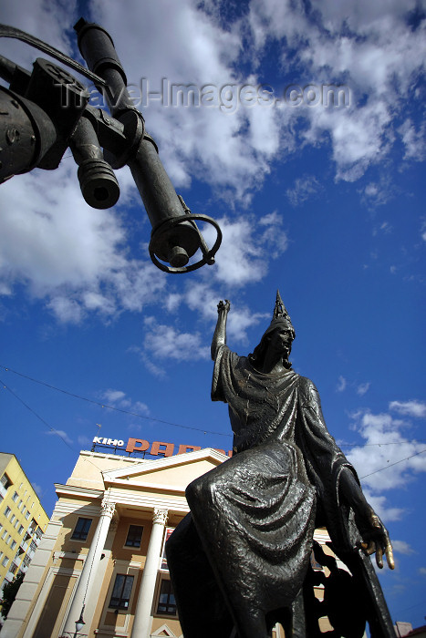 belarus73: Mogilev, Mahilyow Voblast, Belarus: Zorak square stargazer - astronomer and telescope in front of Raszima cinema - the sculpture doubles as a giant sundial, hours are marked by 12 chairs in a circle - sculptor Vladimir Zhbanov - photo by A.Dnieprowsky - (c) Travel-Images.com - Stock Photography agency - Image Bank