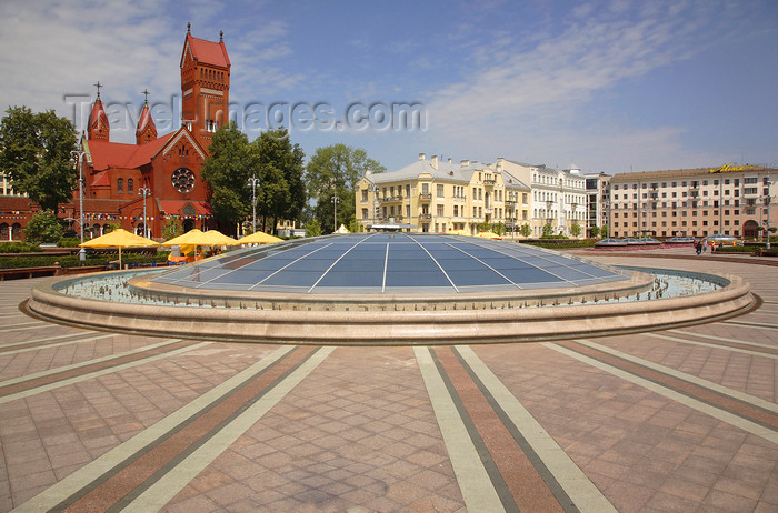 belarus83: Minsk, Belarus: Independence Sq. - the glass dome is the skylight for the underground shopping center 'Stolitsa' - church of St. Simeon and St.Helen in the background - photo by A.Dnieprowsky - (c) Travel-Images.com - Stock Photography agency - Image Bank