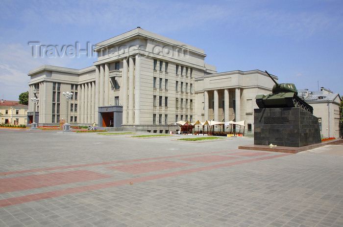 belarus84: Minsk, Belarus: Central House of Officers and T34 Soviet tank - photo by A.Dnieprowsky - (c) Travel-Images.com - Stock Photography agency - Image Bank