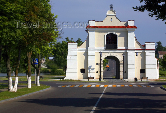 belarus85: Nesvizh / Nyasvizh, Minsk Voblast, Belarus: Slutskaya gate - Baroque style - Architectural, Residential and Cultural Complex of the Radziwill Family at Niasviž - UNESCO World Heritage Site - photo by A.Dnieprowsky - (c) Travel-Images.com - Stock Photography agency - Image Bank