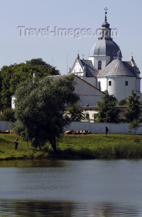 belarus88: Nesvizh / Nyasvizh, Minsk Voblast, Belarus: lake and Corpus Christi Catholic church - photo by A.Dnieprowsky - (c) Travel-Images.com - Stock Photography agency - Image Bank